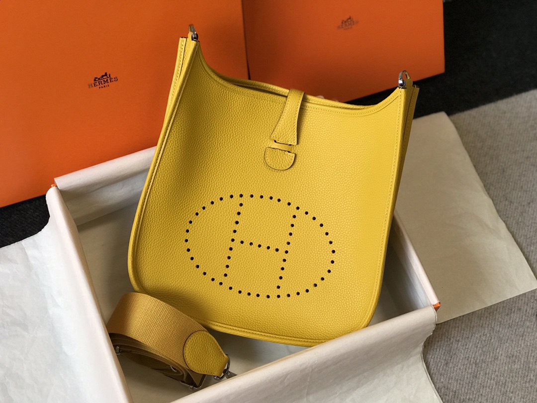 Hermes Evelyne III 29 PM Shoulder Bag In Yellow Clemence Leather